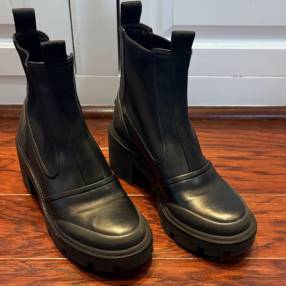 Tory Burch black leather chunky Chelsea lug sole ankle boots. Size 10